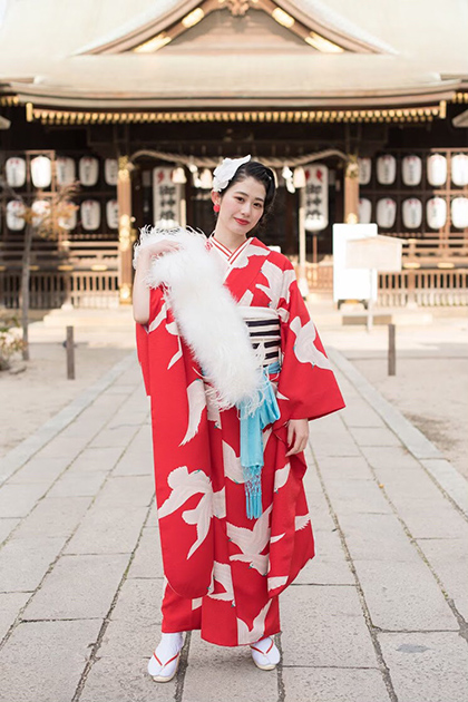 小松菜奈が成人式で着た振袖赤地白鳩振袖それいゆレンタル名古屋